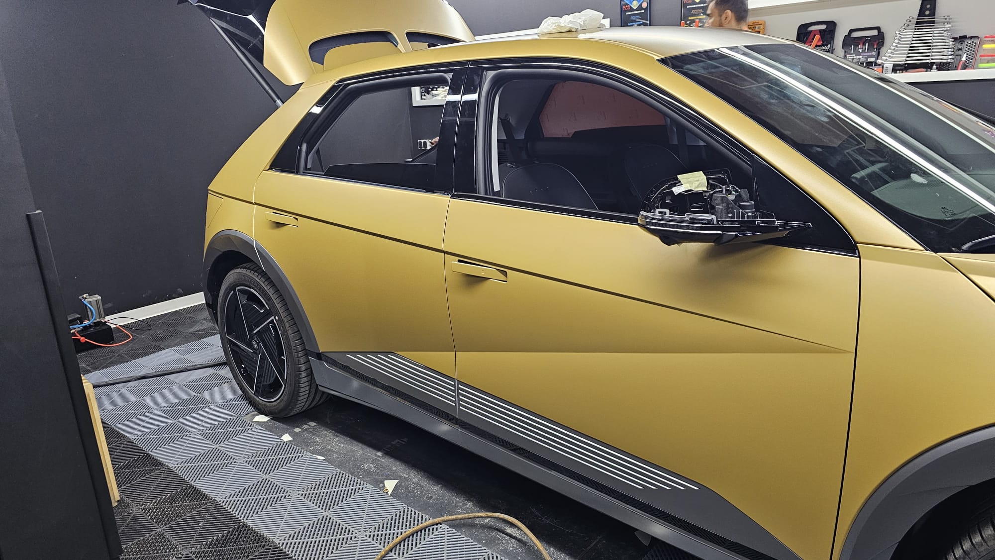 Hyundai colantat integral în finisaj auriu satinat de CISKO AutoDesign